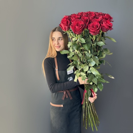 Роза Explorer 120 см с доставкой в Обнинске и Малоярославце – Rosalia Flowers