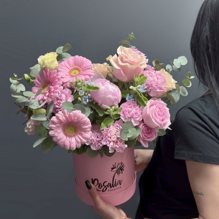 Шляпная коробка №96 с доставкой в Обнинске и Малоярославце – Rosalia Flowers