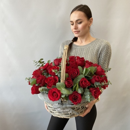 Корзина цветов №3 с доставкой в Обнинске и Малоярославце – Rosalia Flowers