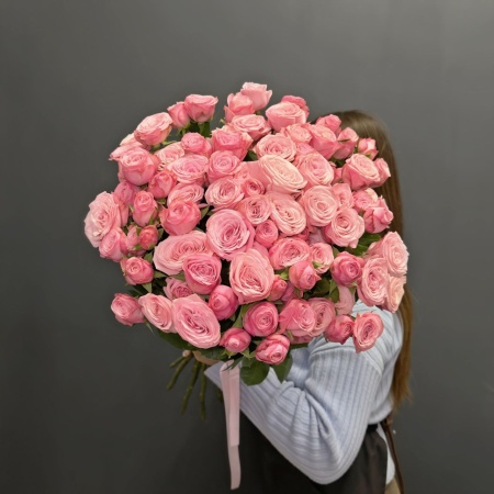 Кустовая роза розовая 60 см с доставкой в Обнинске и Малоярославце – Rosalia Flowers