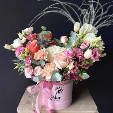 Шляпная коробка №58 с доставкой в Обнинске и Малоярославце – Rosalia Flowers