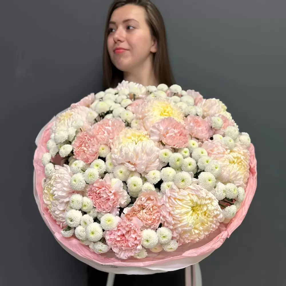 Цветы как дополнение к основному подарку: как сочетать и что выбрать