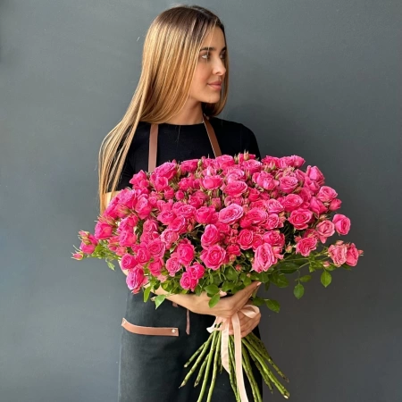 Кустовая роза розовая 60 см с доставкой в Обнинске и Малоярославце – Rosalia Flowers