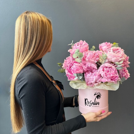 Шляпная коробка №66 с доставкой в Обнинске и Малоярославце – Rosalia Flowers