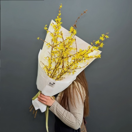 Монобукет из форзиции №2 с доставкой в Обнинске и Малоярославце – Rosalia Flowers