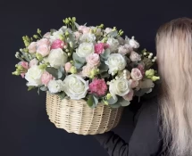 Цветы в корзине