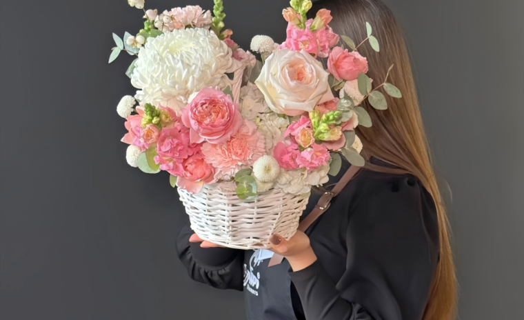 Цветы в корзине