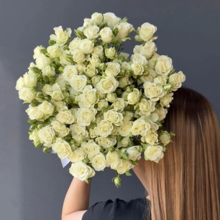 Кустовая роза белая 60см с доставкой в Обнинске и Малоярославце – Rosalia Flowers