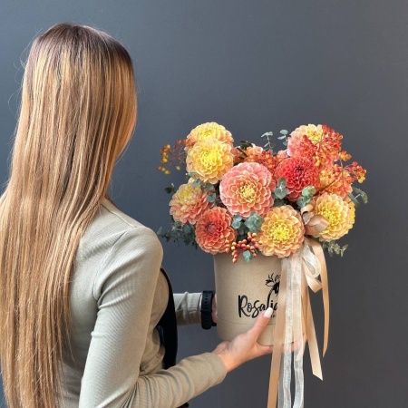 Шляпная коробка №77 с доставкой в Обнинске и Малоярославце – Rosalia Flowers