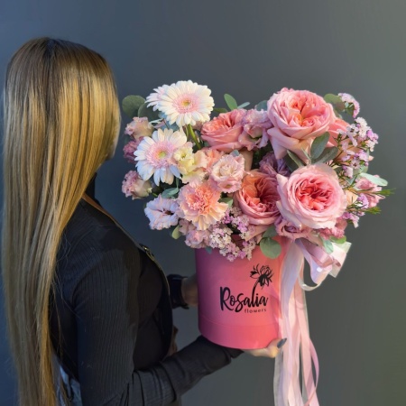 Шляпная коробка №83 с доставкой в Обнинске и Малоярославце – Rosalia Flowers