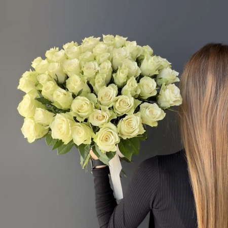 Роза White Kenya 50см с доставкой в Обнинске и Малоярославце – Rosalia Flowers