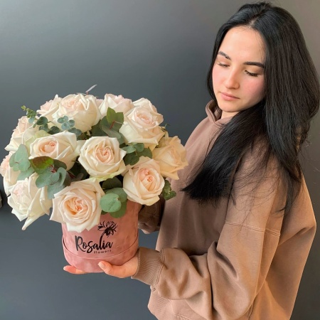 Шляпная коробка №48 с доставкой в Обнинске и Малоярославце – Rosalia Flowers