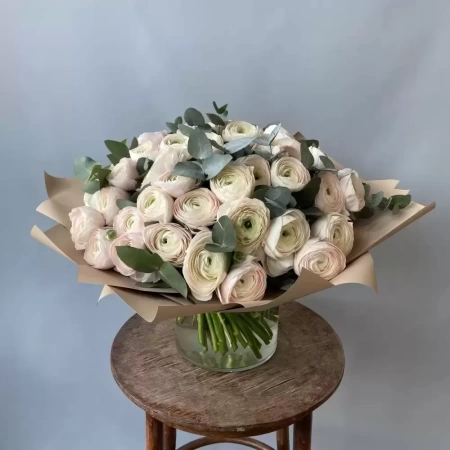 Букет ранункулюсов 51шт с доставкой в Обнинске и Малоярославце – Rosalia Flowers