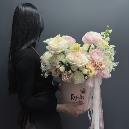 Шляпная коробка №88 с доставкой в Обнинске и Малоярославце – Rosalia Flowers