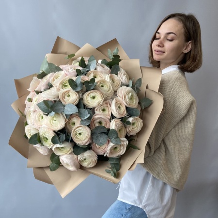 Букет ранункулюсов 51шт с доставкой в Обнинске и Малоярославце – Rosalia Flowers