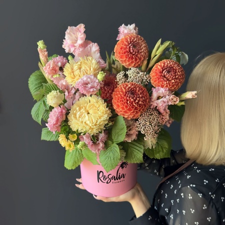 Шляпная коробка №106 с доставкой в Обнинске и Малоярославце – Rosalia Flowers
