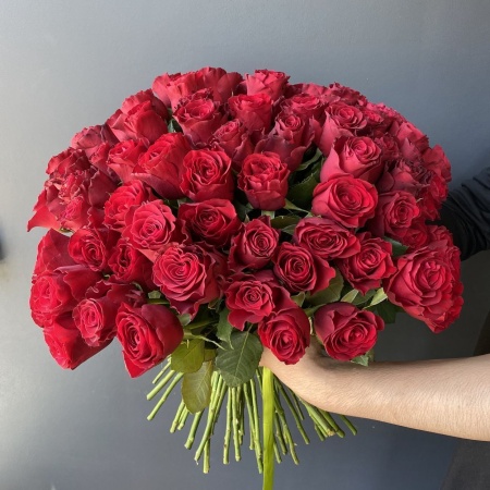 Букет алых роз с доставкой в Обнинске и Малоярославце – Rosalia Flowers