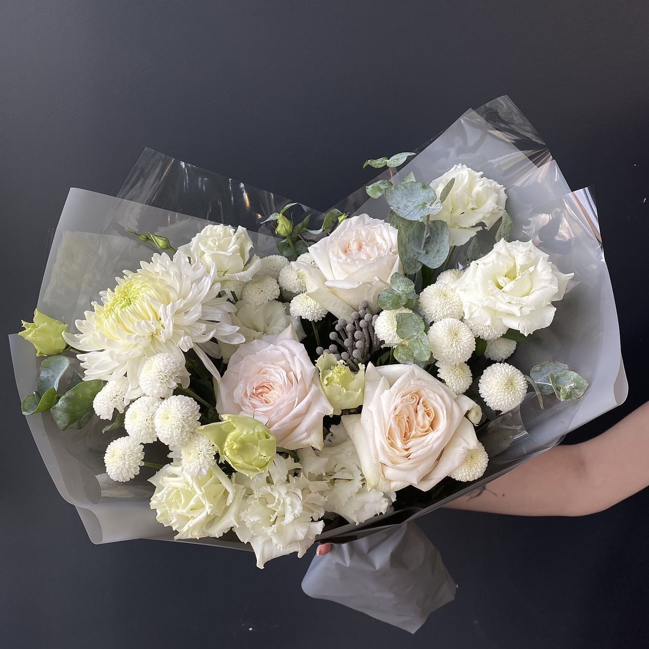 Букет 37 роз. Хризантемы с эвкалиптом. Букет из 37 цветов. Цветы с доставкой Челябинск т 83512163044.